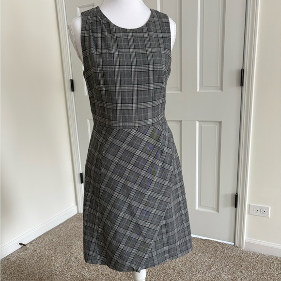 Banana Republic Dresses & Skirts - Banana Republic Gray Plaid Sleeveless Midi Dress